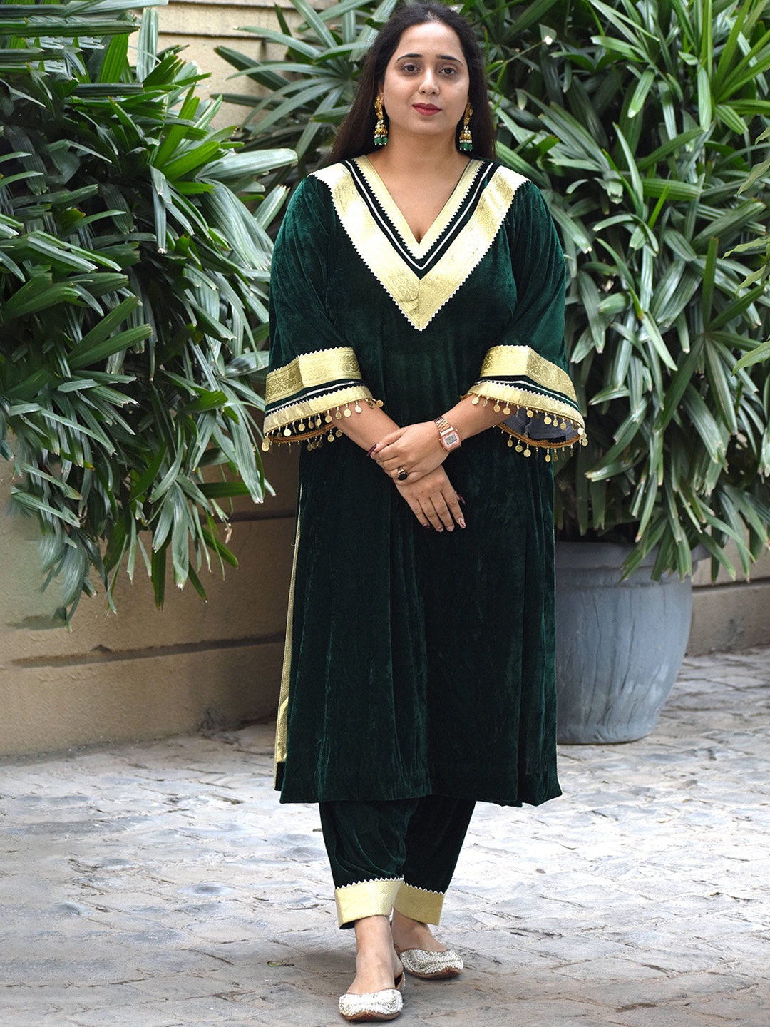 

KHUSHBOO AND PANKAJ Gotta Patti Work V Neck Velvet Kurta With Trousers, Green