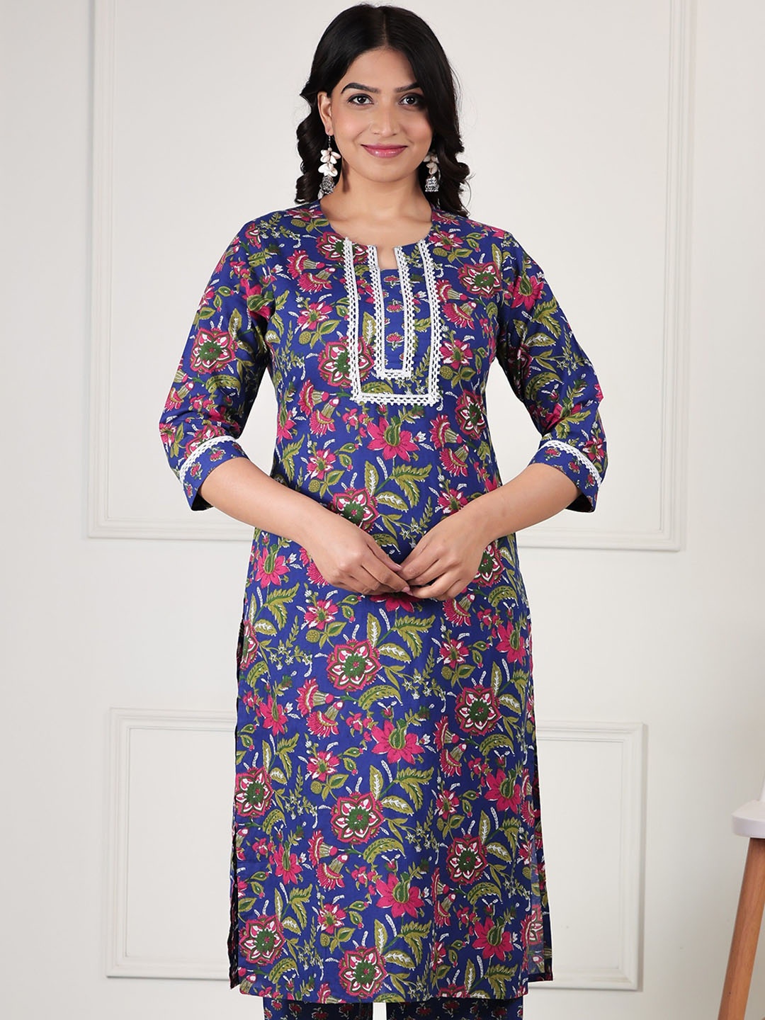 

Aramya Floral Printed Notched Neck Pure Cotton Straight Kurta, Blue