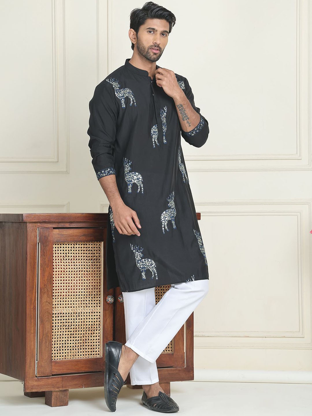 

Jompers Quirky Embroidered Mandarin Collar Sequinned Straight Kurta With Pyjama, Black