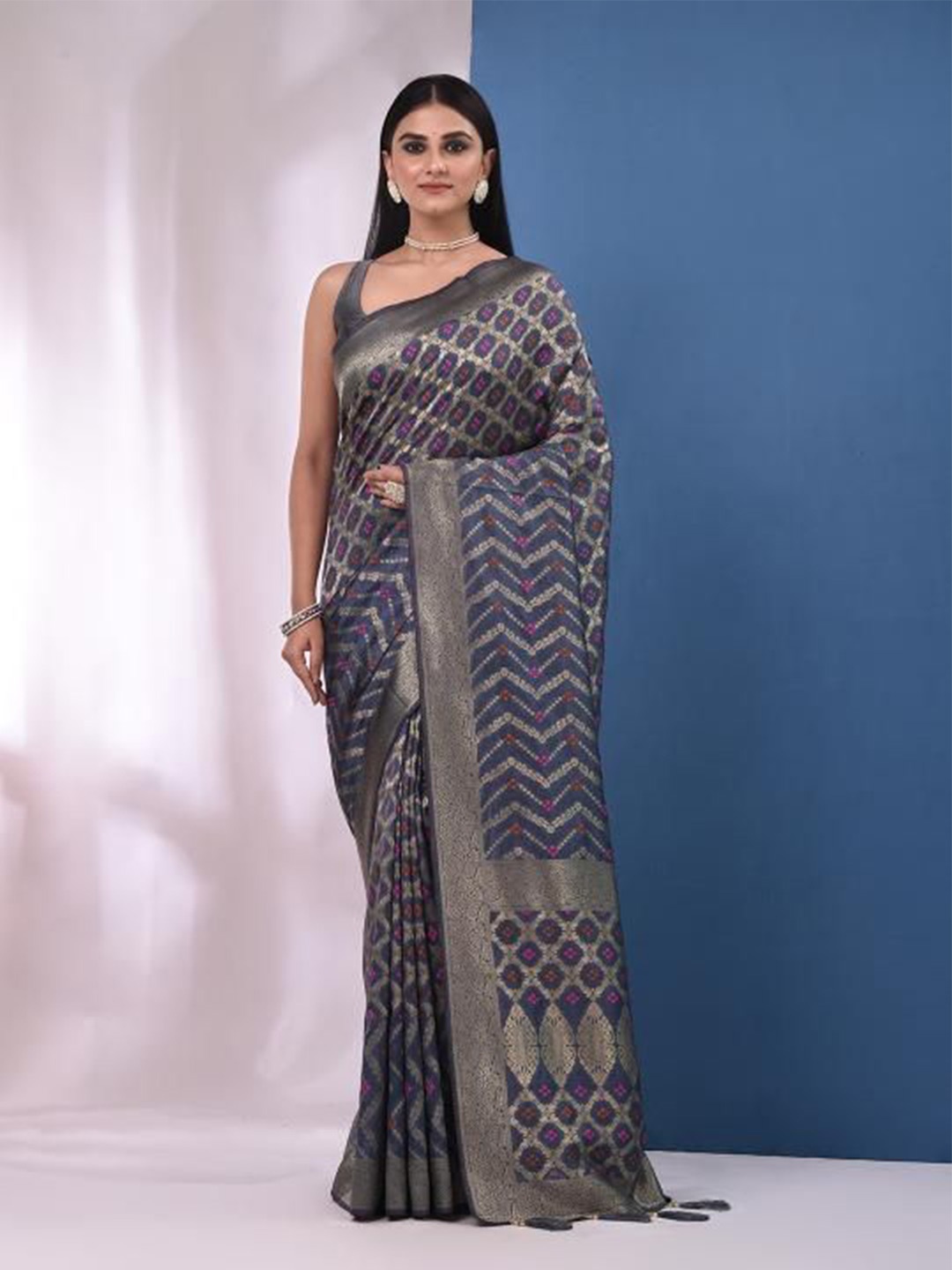 

VIBHAVARI Woven Design Zari Saree, Grey