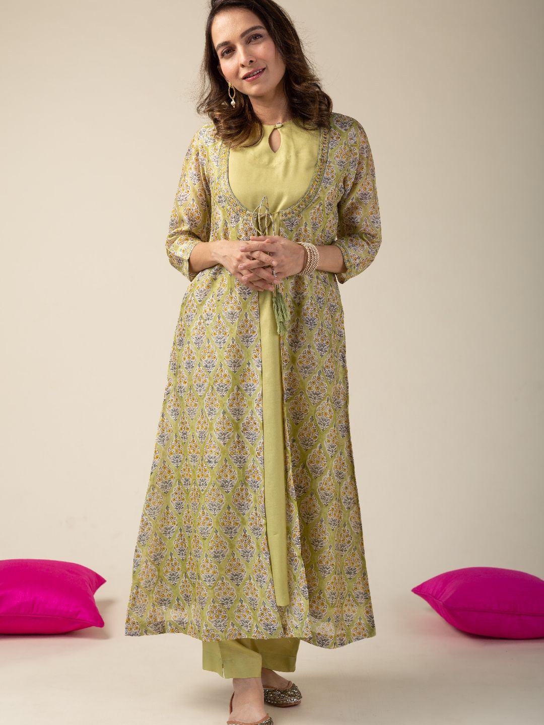 

KUSVAA Keyhole Neck Chanderi Silk Straight Kurtas With Shrug, Green