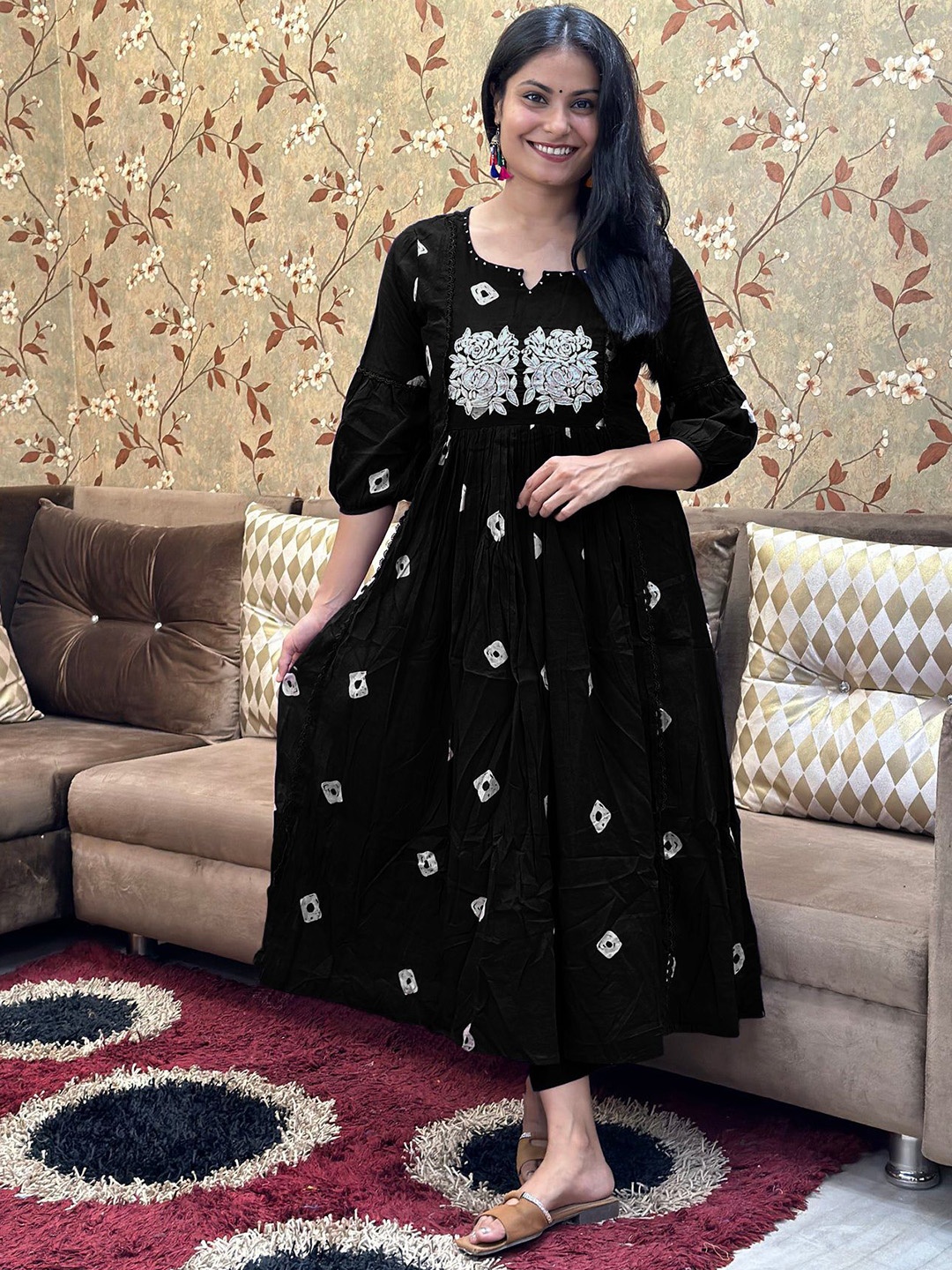 

DIVASTRI Floral Embroidered Notch-Neck A-Line Kurta With Trousers, Black