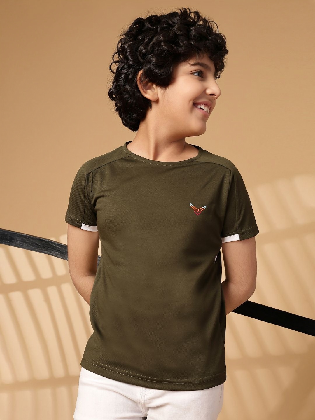 

Invincible Boys Solid Round Neck T-shirt, Na