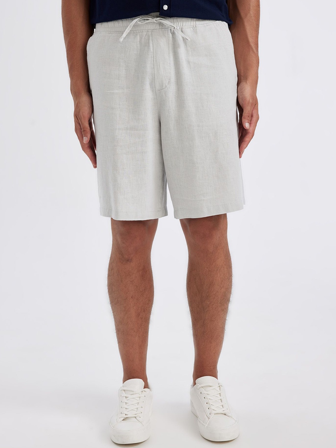 

DeFacto Men Regular Fit Mid-Rise Shorts, White