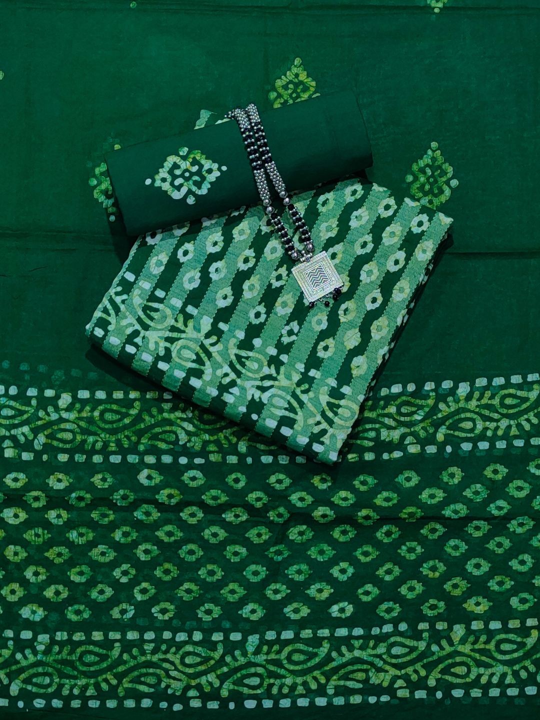 

Farooq Dyeing Batik Printed Pure Cotton Unstitched Dress Material, Green