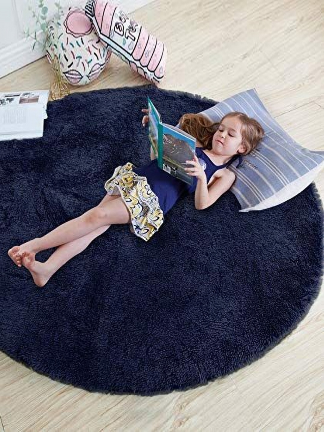 

Banchmark Home Furnishings Navy-Blue Shaggy Fluffy Round Carpet