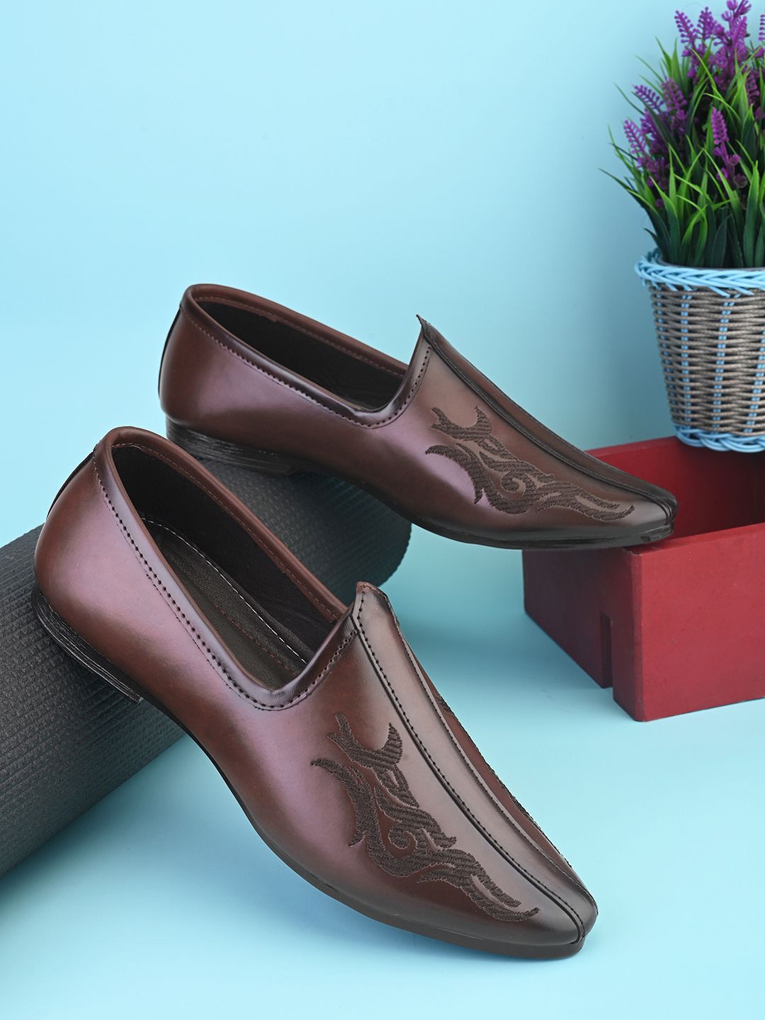 

IMCOLUS Men Slip-On Mojaris, Brown