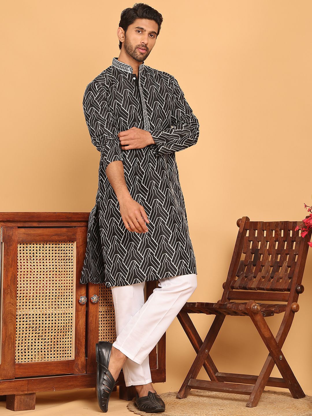 

Jompers Geometric Embroidered Mandarin Collar Straight Kurta With Pyjamas, Black