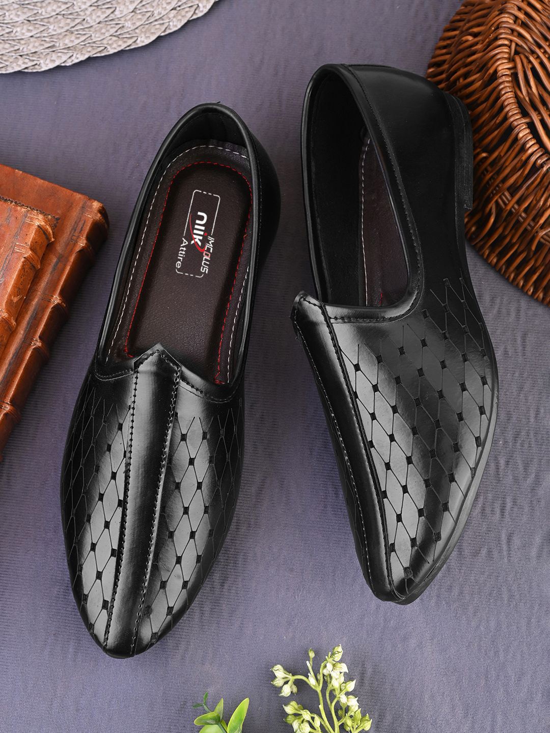 

IMCOLUS Men Woven Design Mojaris, Black