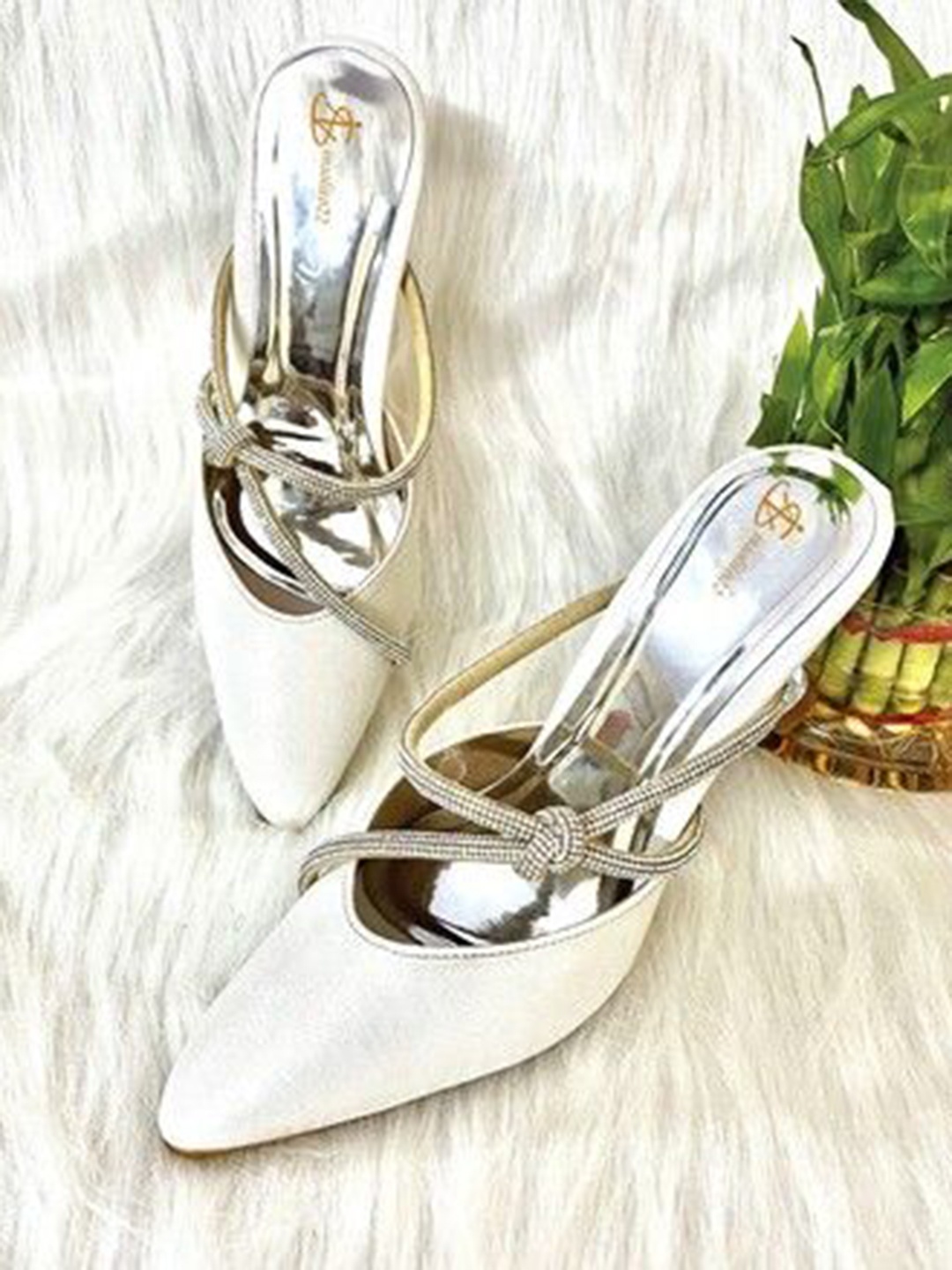 

Insolito22 Embellished Pointed Toe Mules, White