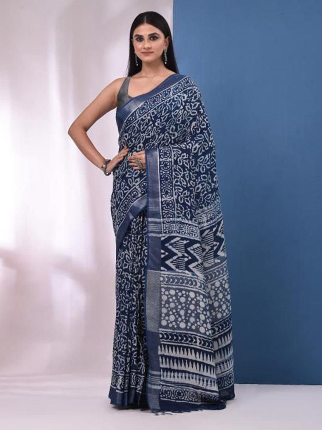 

VIBHAVARI Floral Printed Pure Cotton Saree, Blue