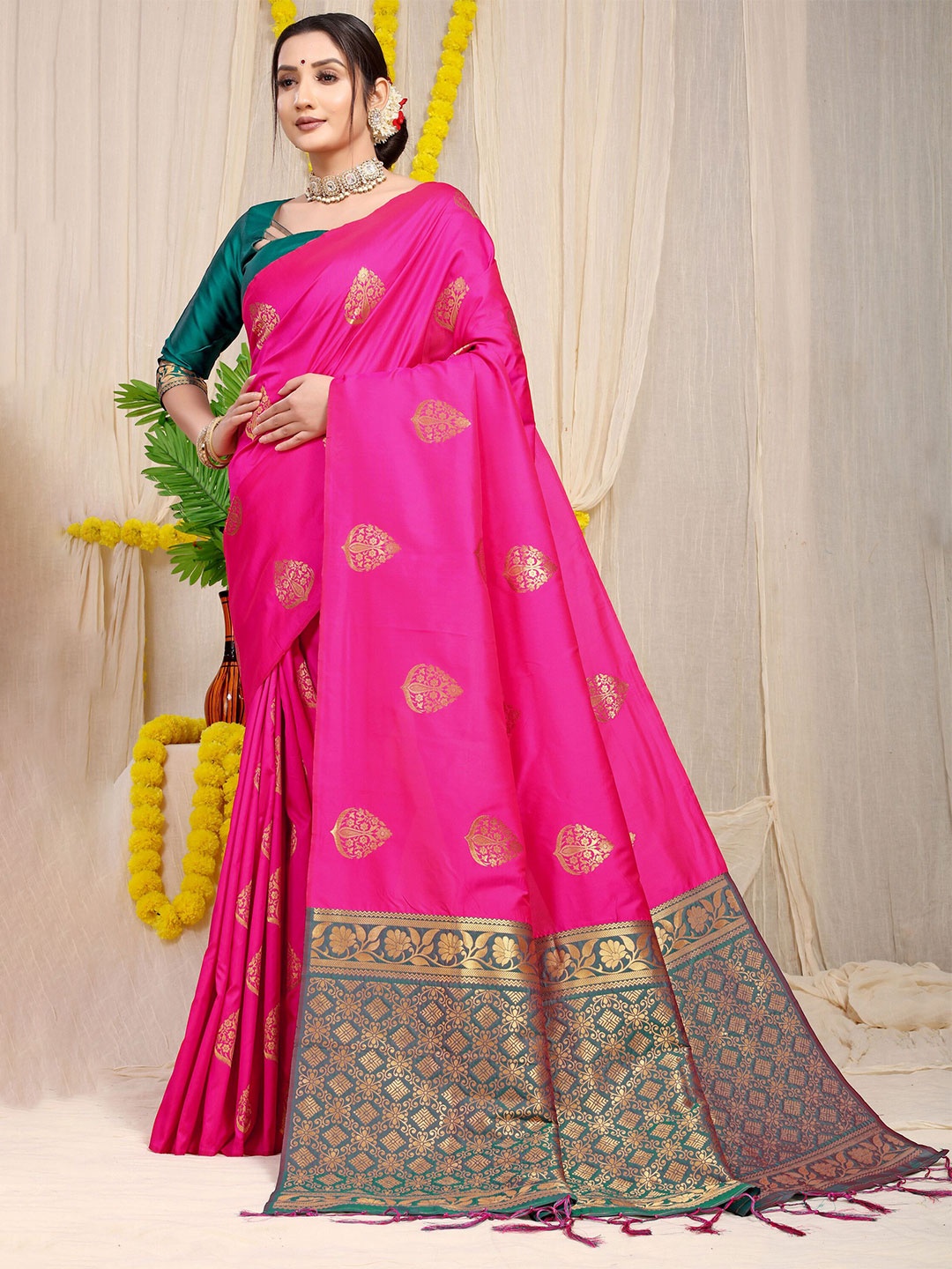 

amirat Woven Design Zari Pure Silk Banarasi Saree, Pink