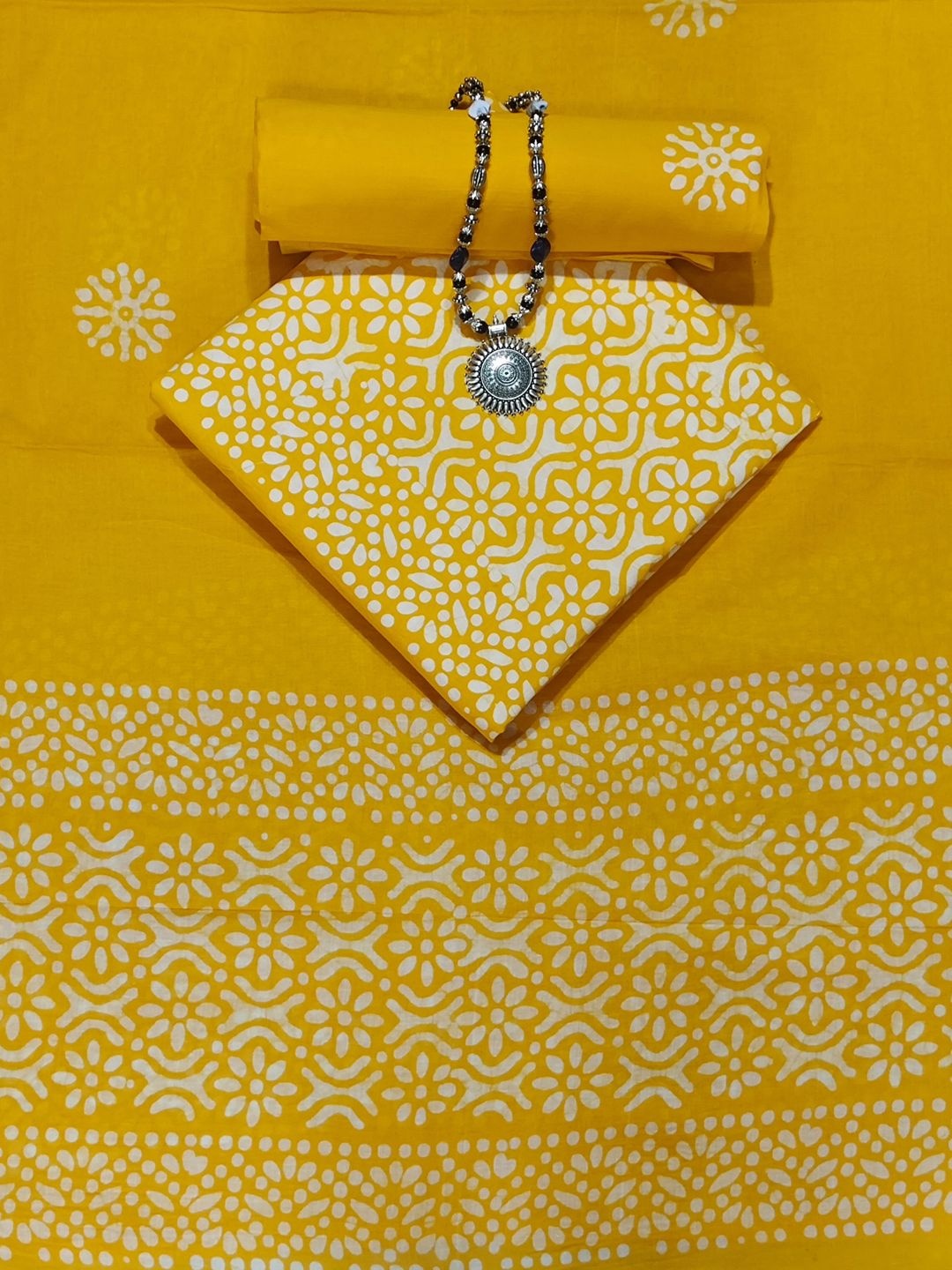 

Farooq Dyeing floral Printed Pure Cotton Unstitched Dress Material, Yellow