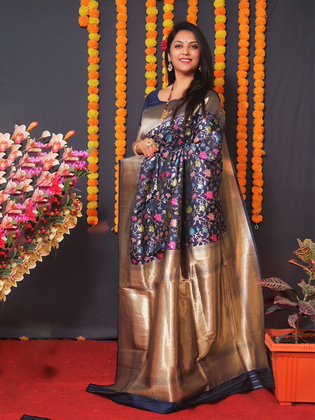 

Kandora Floral Woven Design Zari Pure Silk Banarasi Saree, Navy blue