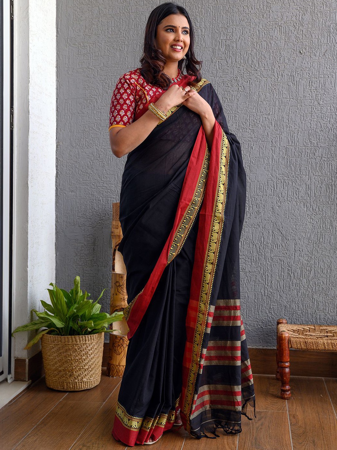 

Weaves of Tradition Pure Cotton Narayan Peth Saree, Black