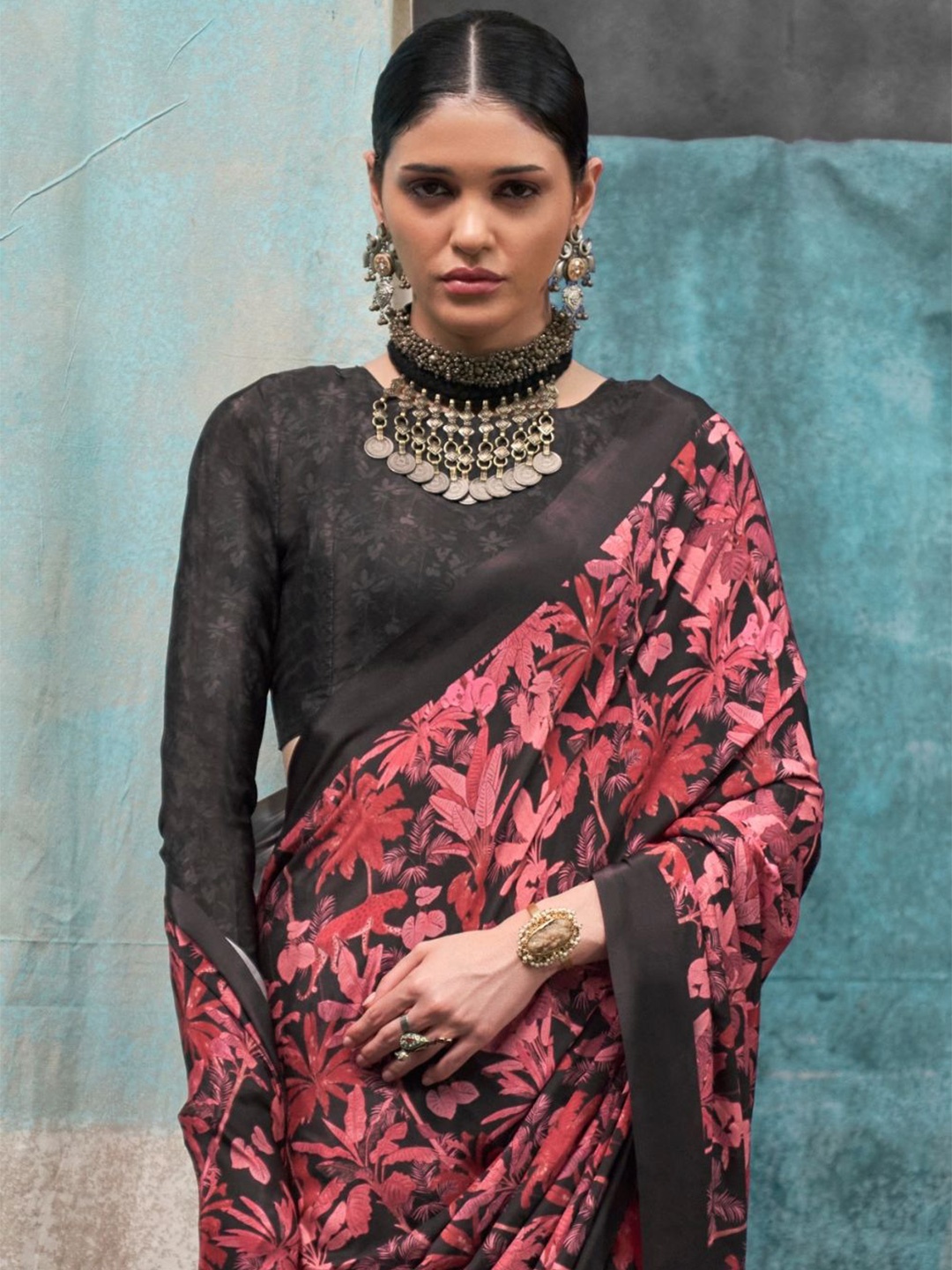 

BLENDIFY Floral Printed Pure Crepe Saree, Black