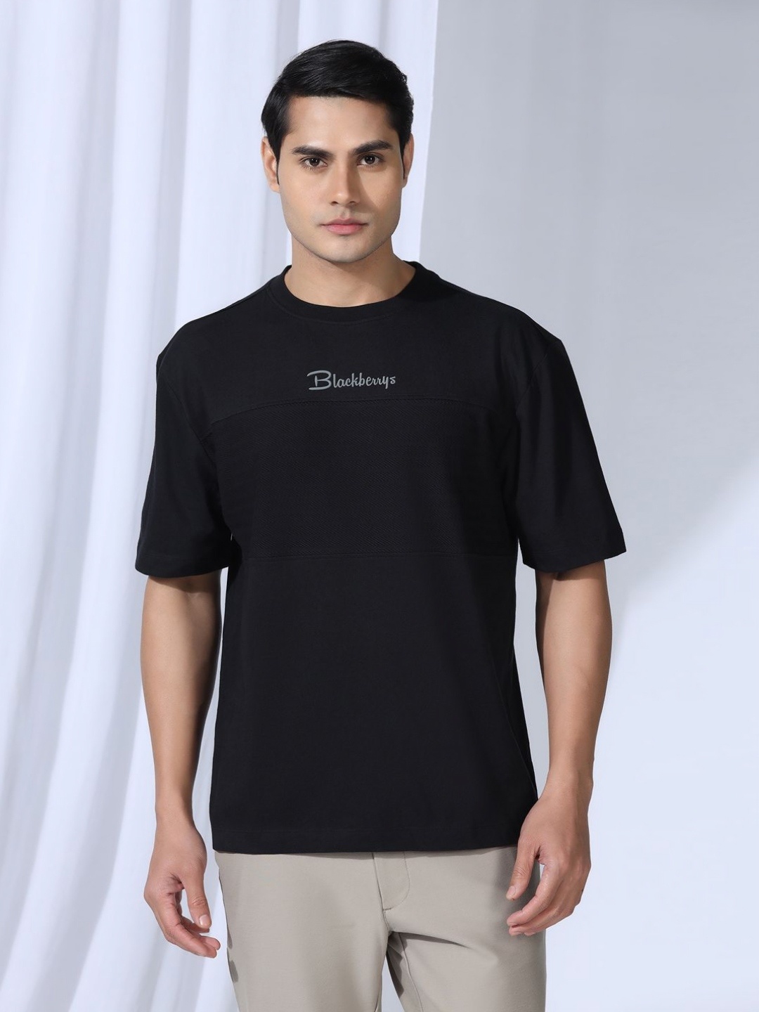 

Blackberrys Men Solid Round Neck Cotton T-shirt, Black