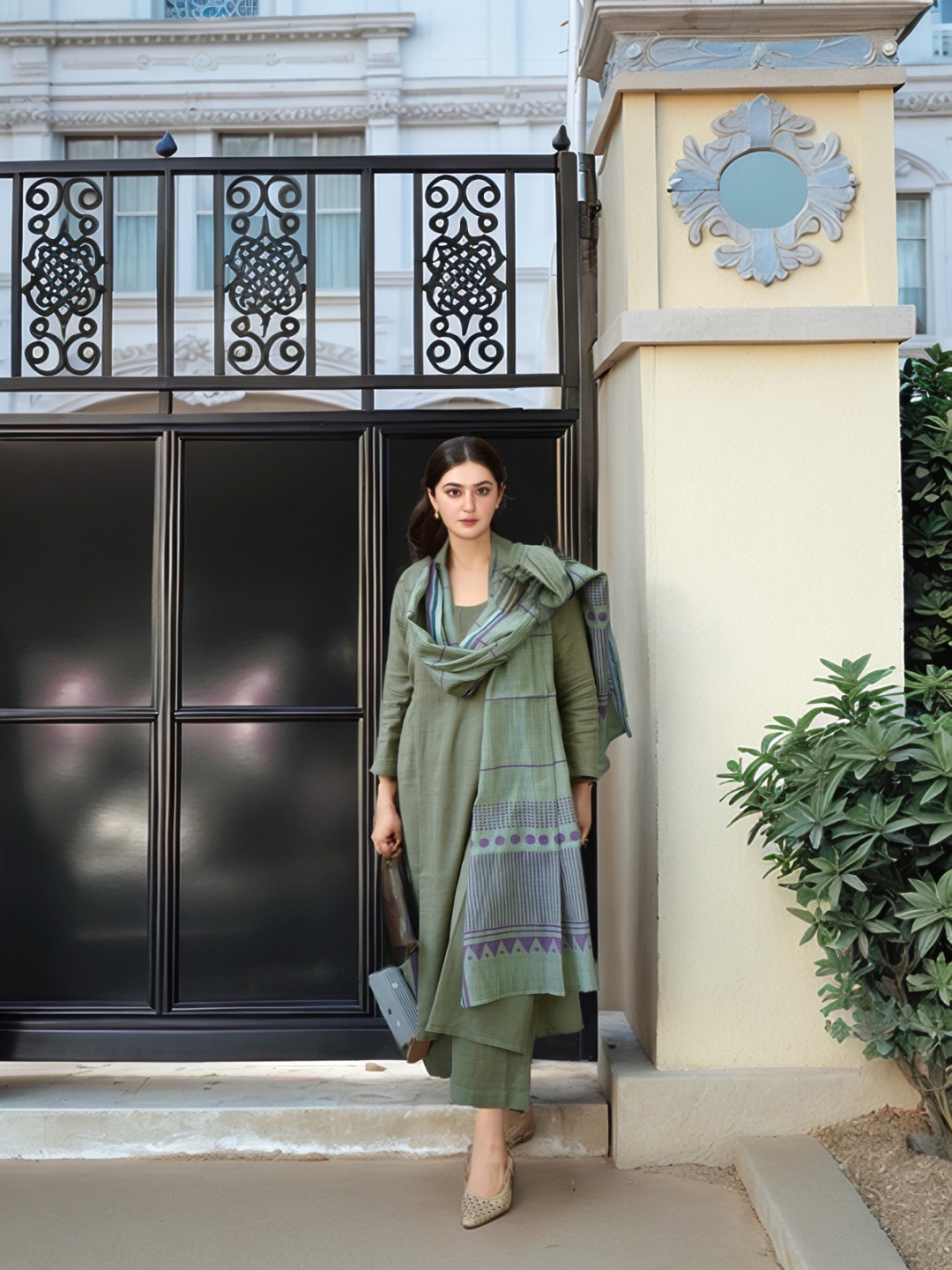 

DIVASTRI Round Neck Straight Kurta With Palazzos & Dupatta, Green