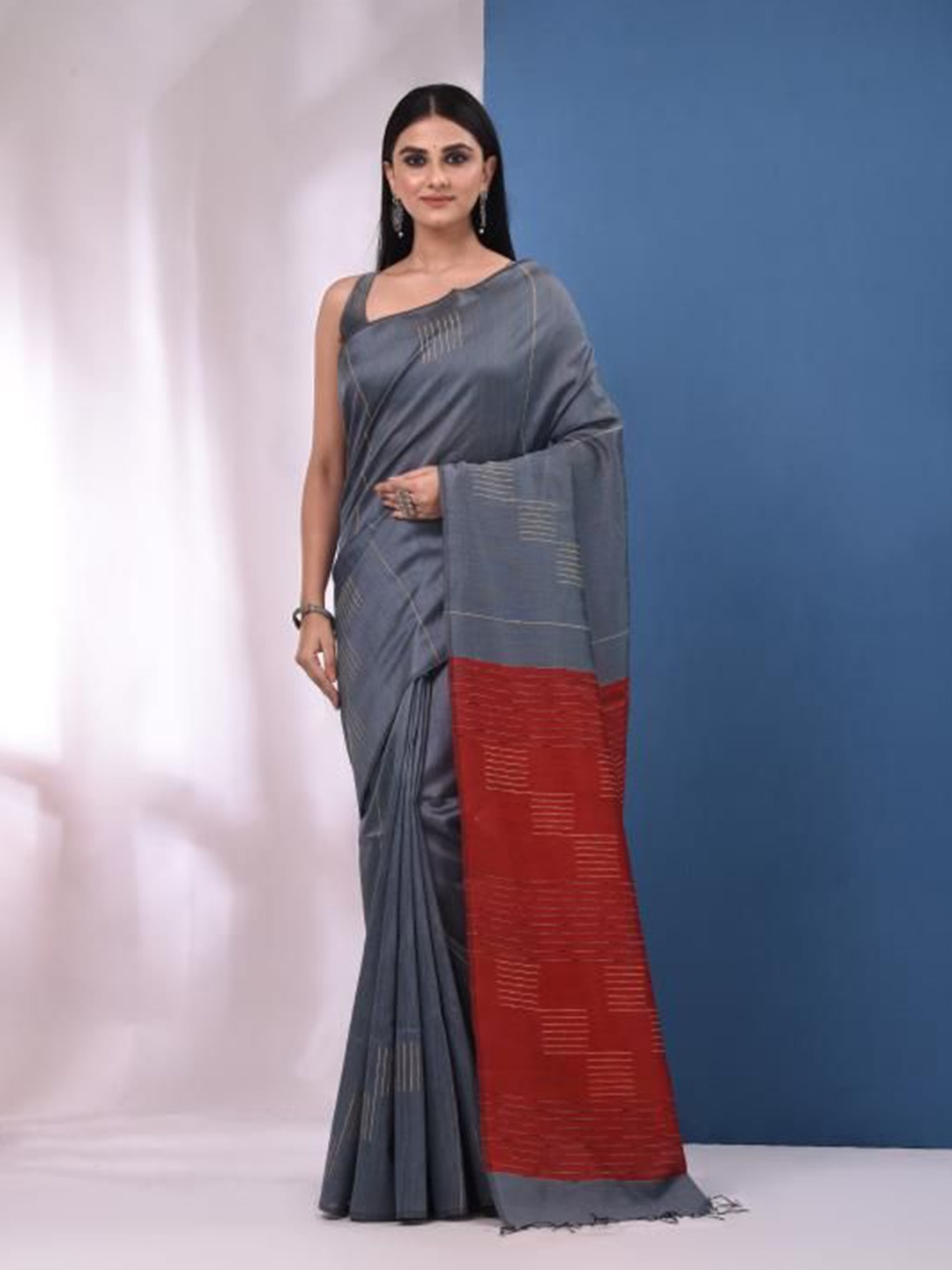 

VIBHAVARI Abstract Printed Saree with Blouse Piece, Grey