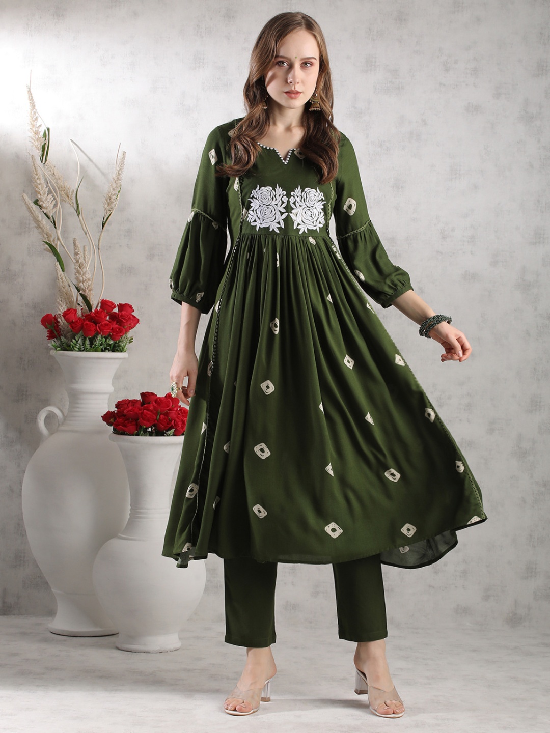 

DIVASTRI Floral Embroidered Notch Neck Pleated A-Line Kurta With Trousers, Green