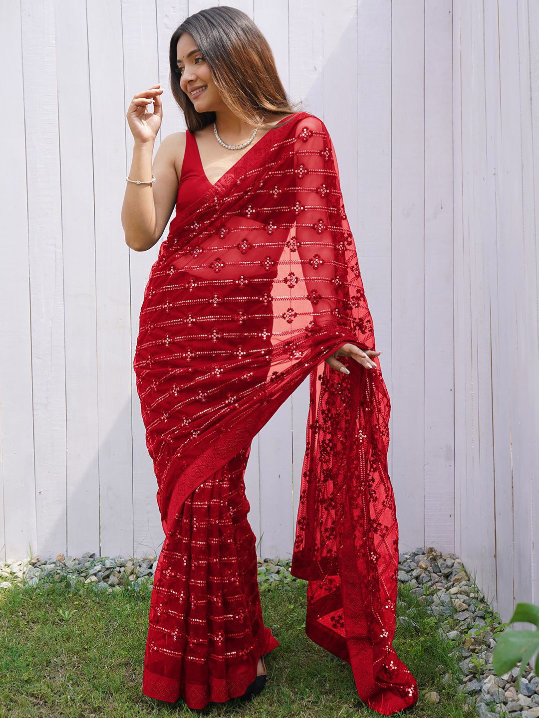 

Panzora Floral Sequinned Net Saree, Red
