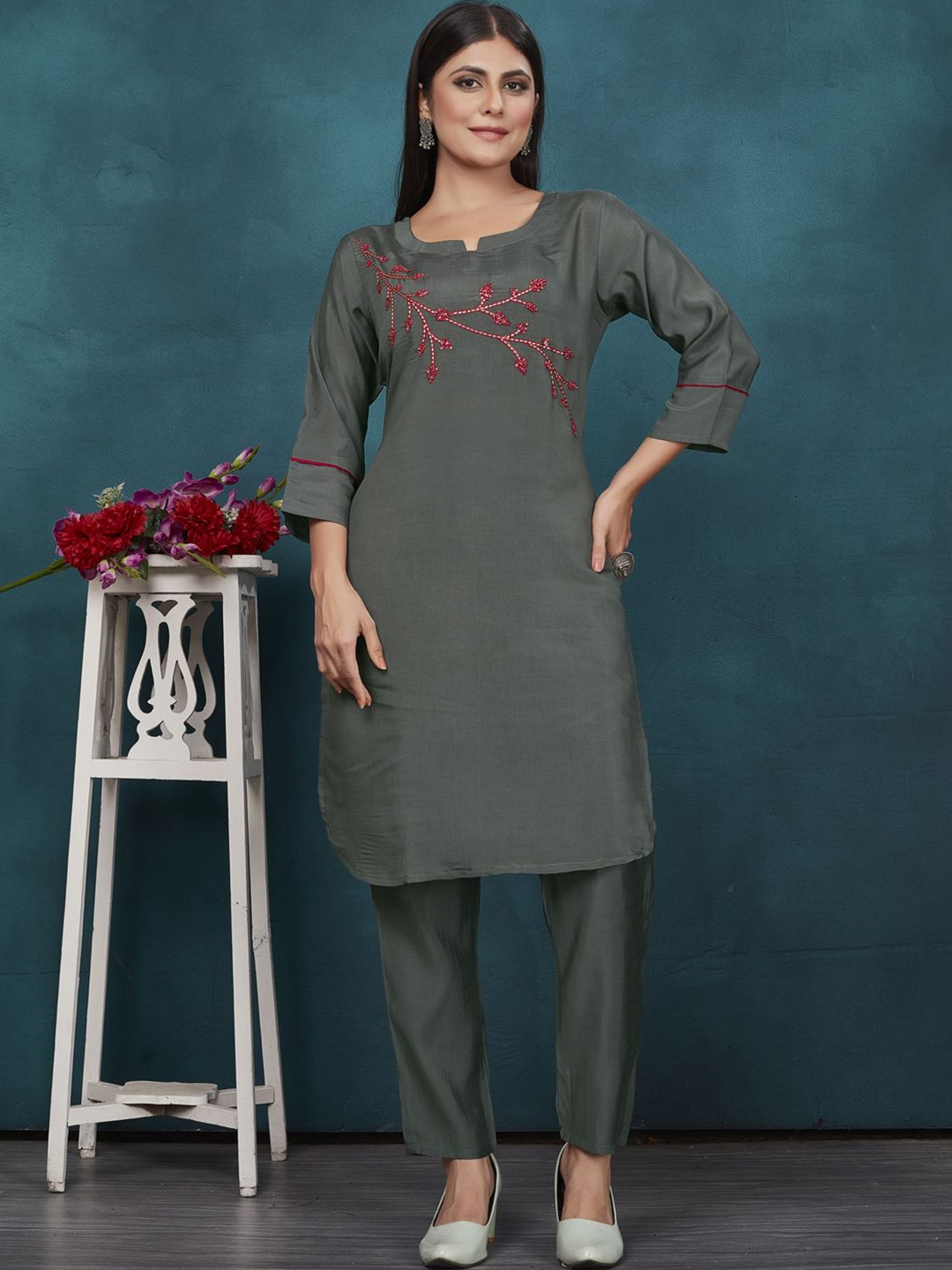 

Mingora Floral Embroidered Sequinned Notch Neck Tunic & Trouser, Grey