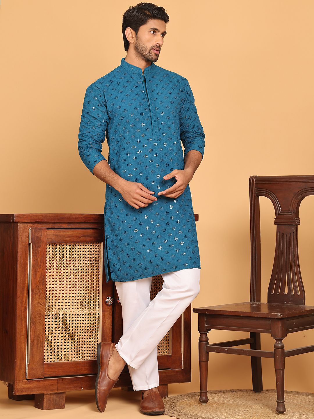 

Jompers Floral Embroidered Mandarin Collar Chikankari Straight Kurta With Pyjama, Blue