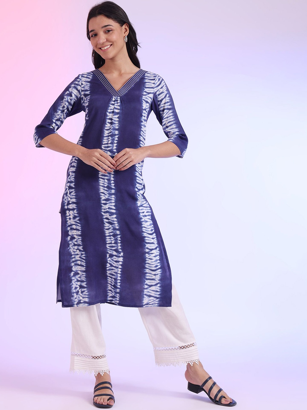 

AURELIA Geometric Printed V Neck Thread Work Straight Kurta, Blue