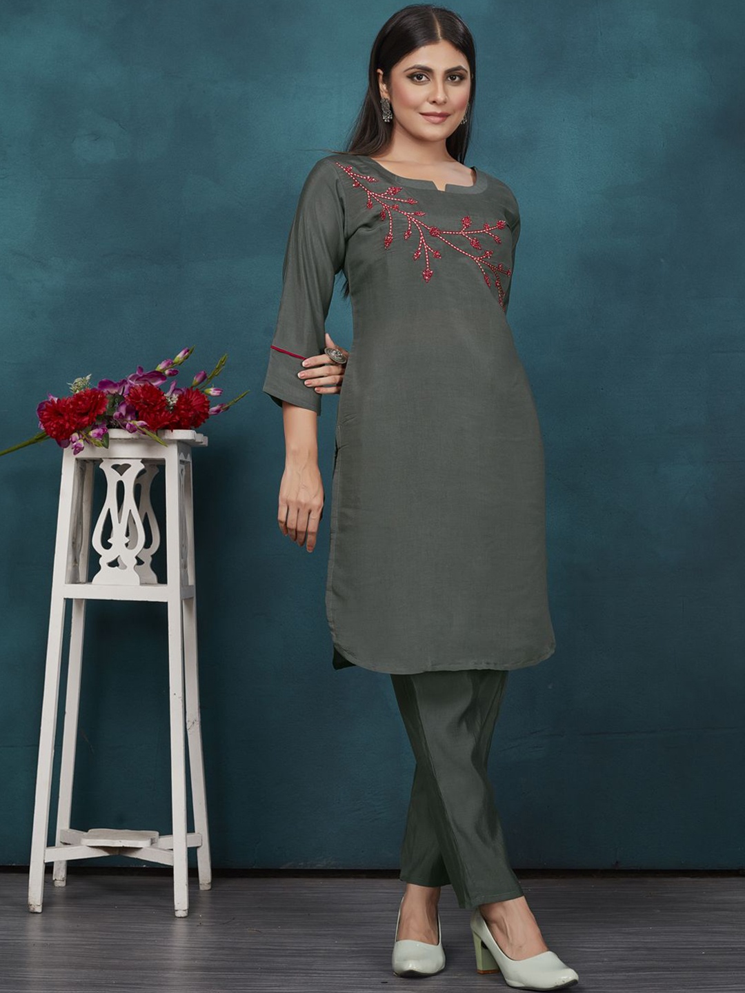 

Style Samsara Floral Yoke Design Notch-Neck Embroidered Tunic And Trouser, Grey