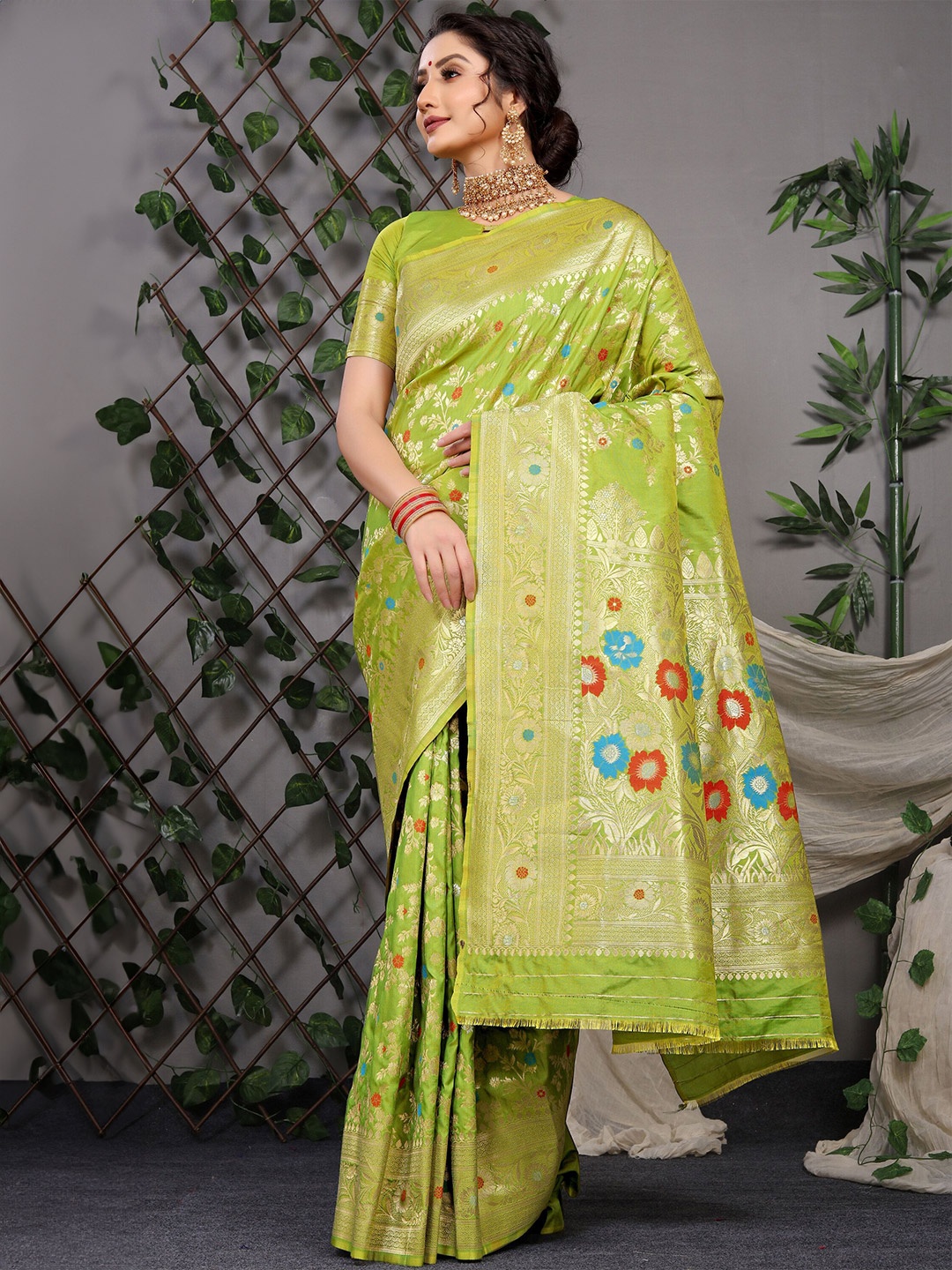 

amirat Woven Design Zari Pure Silk Banarasi Saree, Green