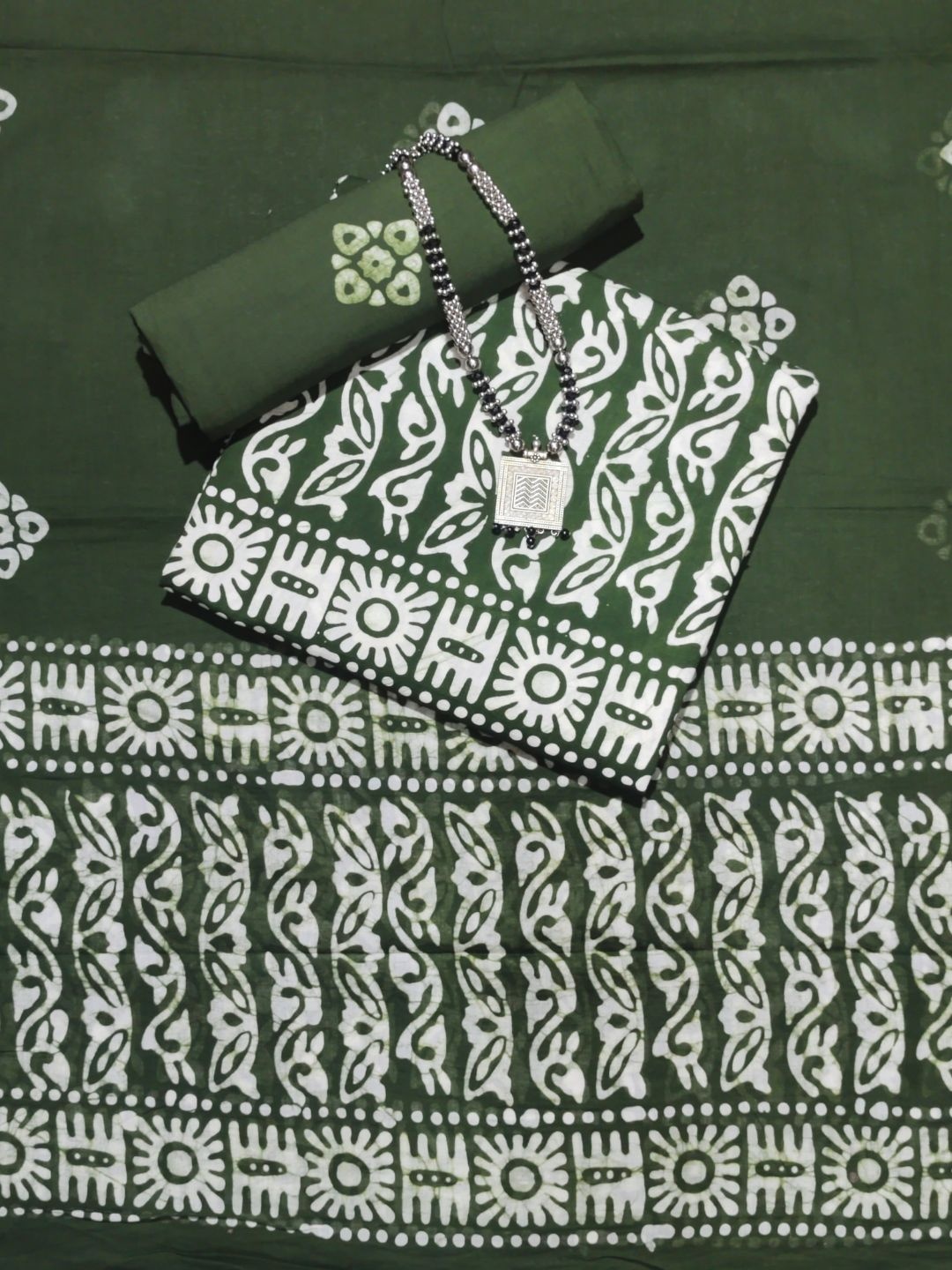 

Farooq Dyeing Ethnic Motifs Printed Pure Cotton Unstitched Dress Material, Green