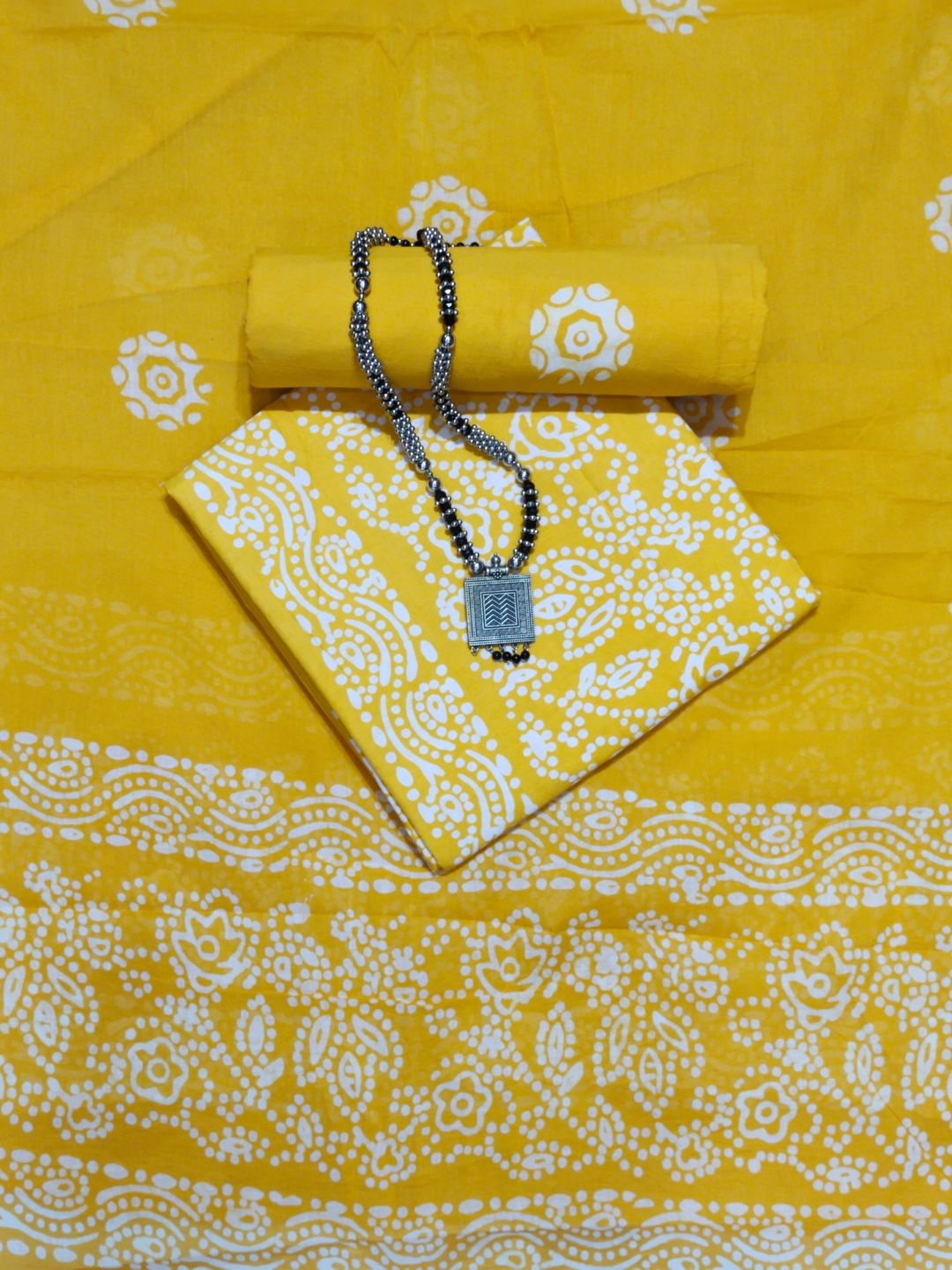 

Farooq Dyeing Floral Printed Pure Cotton Unstitched Dress Material, Yellow