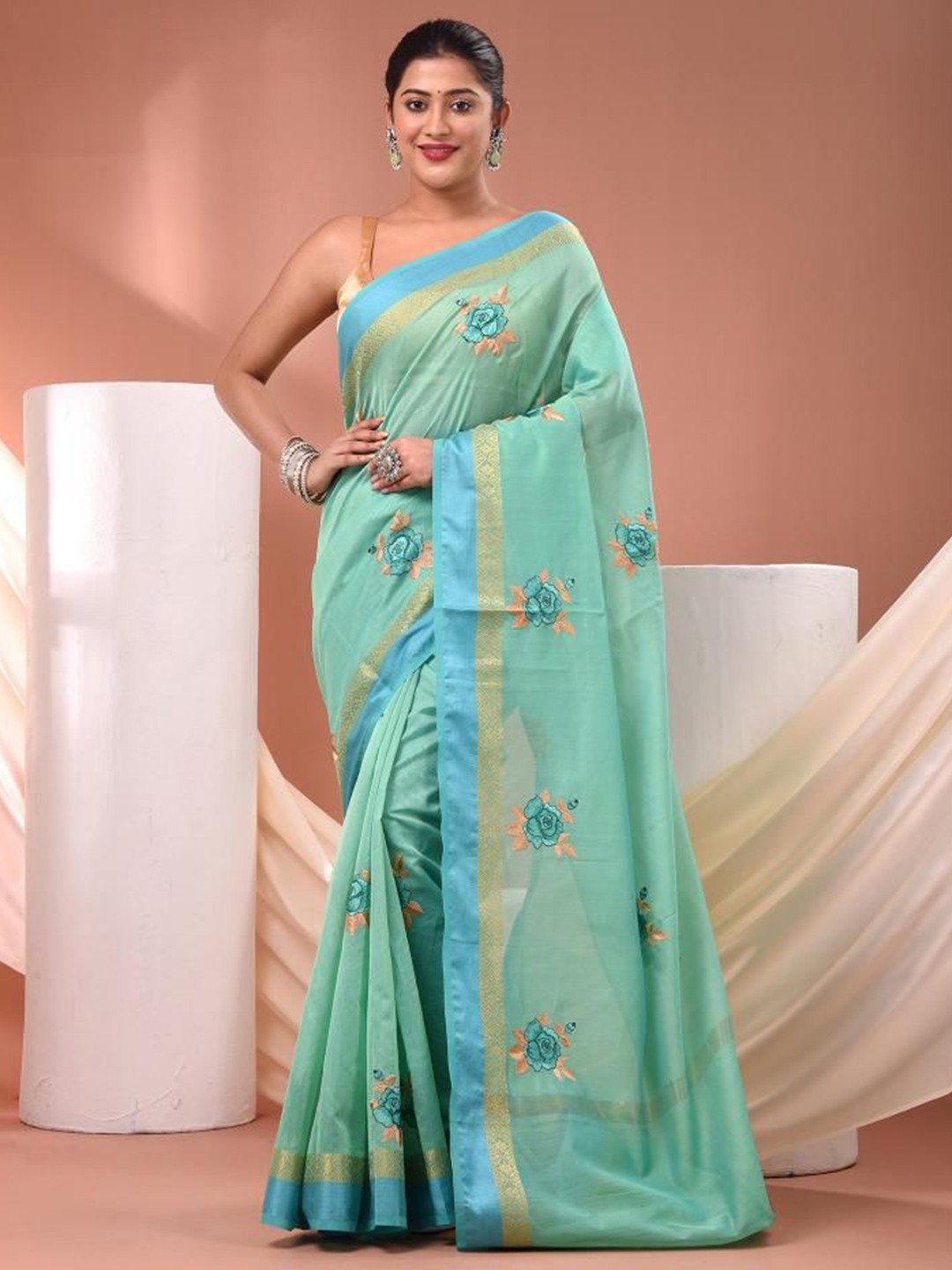 

VIBHAVARI Floral Embroidered Zari Saree, Green