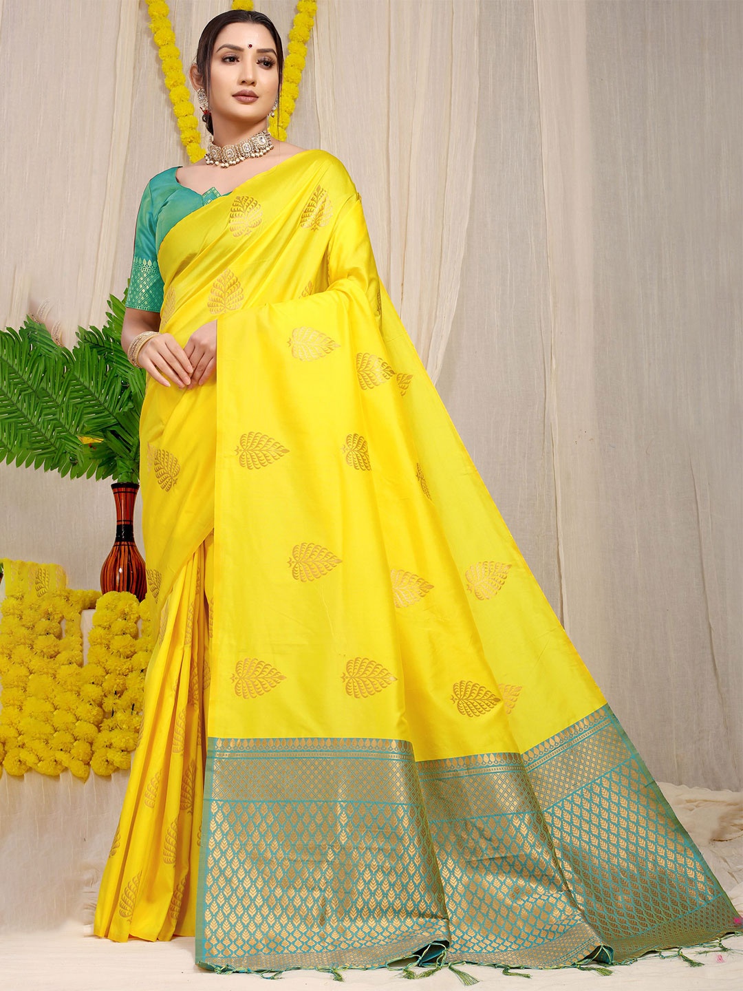 

amirat Woven Design Zari Pure Silk Banarasi Saree, Yellow