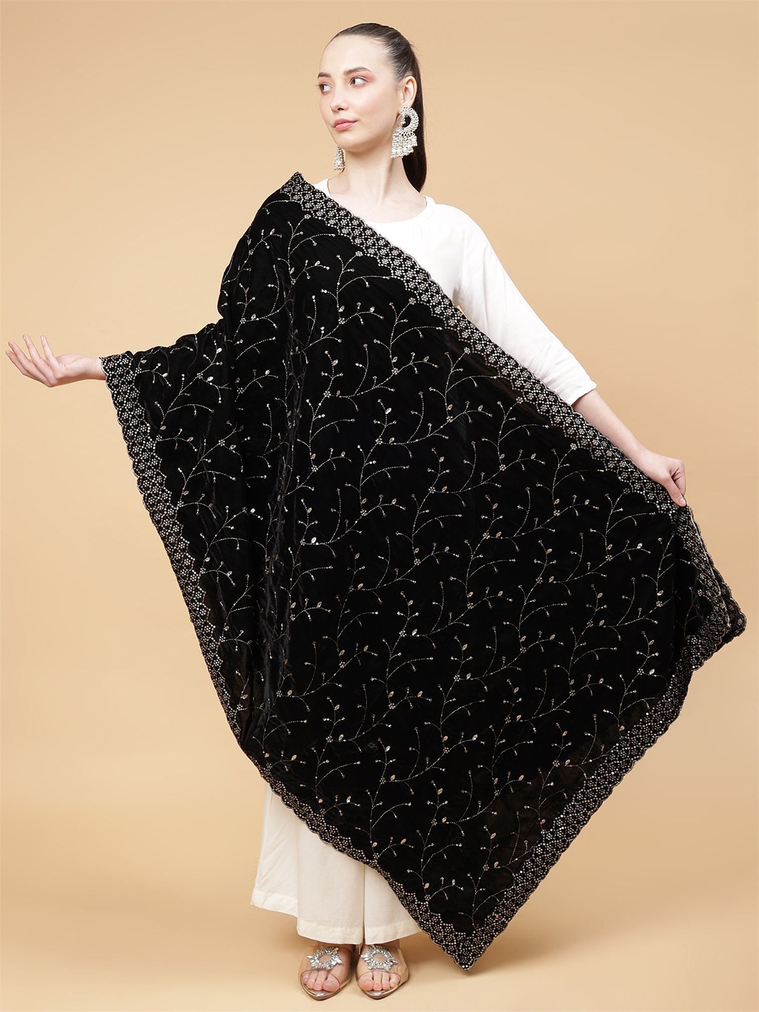 

Moda Chales Floral Embroidered Velvet Dupatta With Sequinned, Black