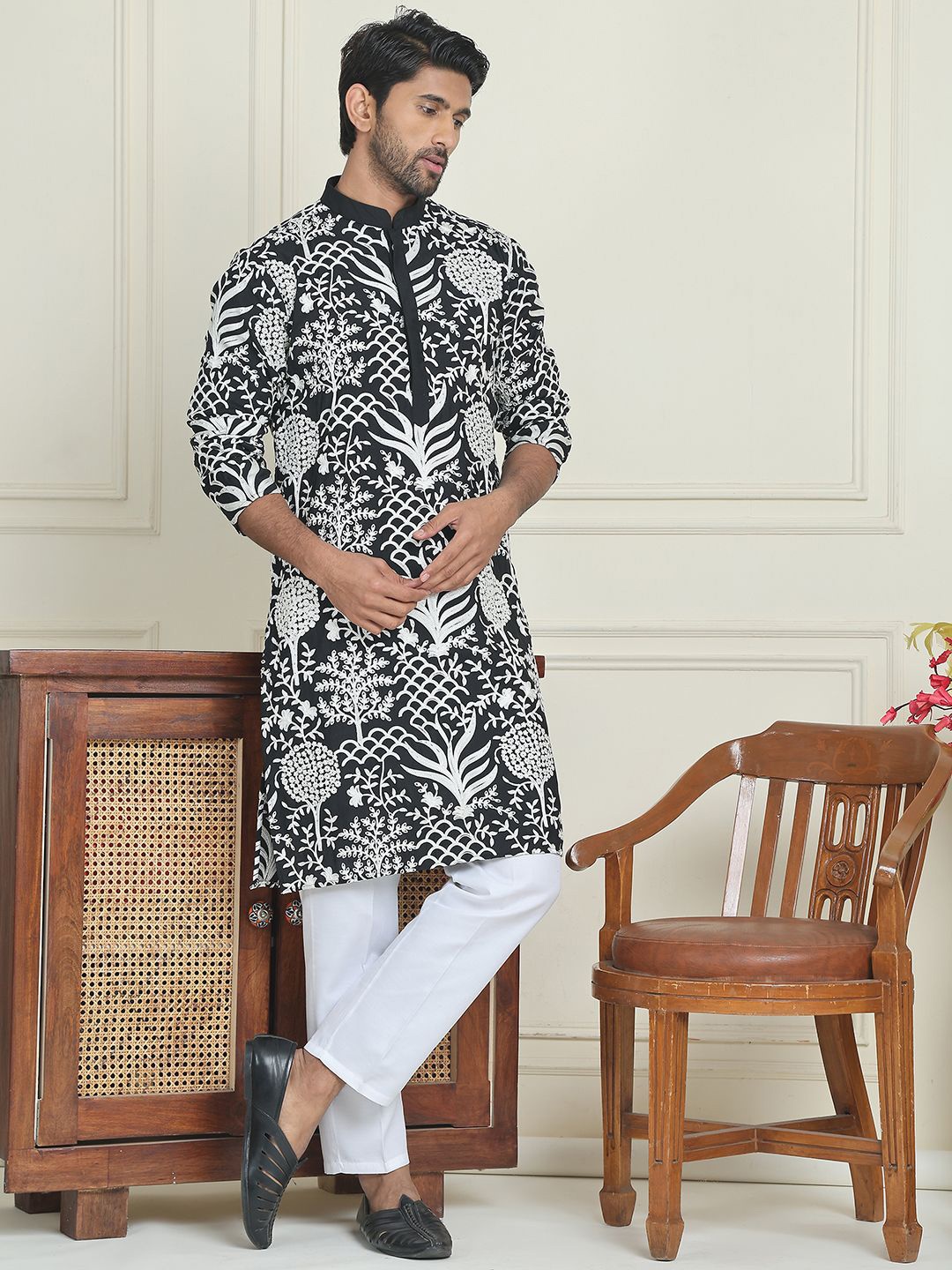 

Jompers Floral Embroidered Mandarin Collar Straight Kurta And Pyjama, Black