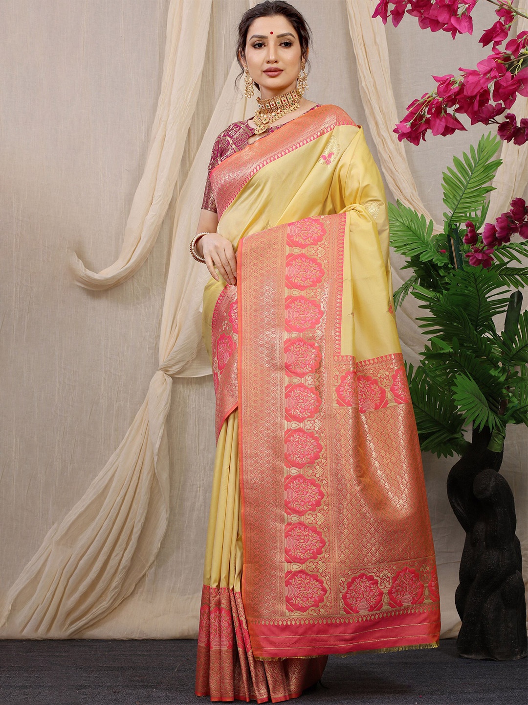 

amirat Woven Design Zari Pure Silk Banarasi Saree, Cream