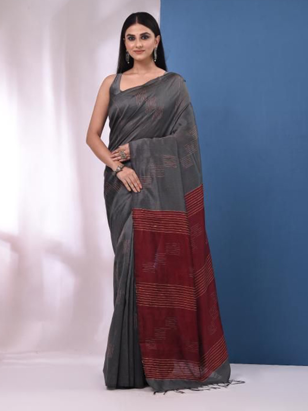 

VIBHAVARI Woven design Saree, Grey
