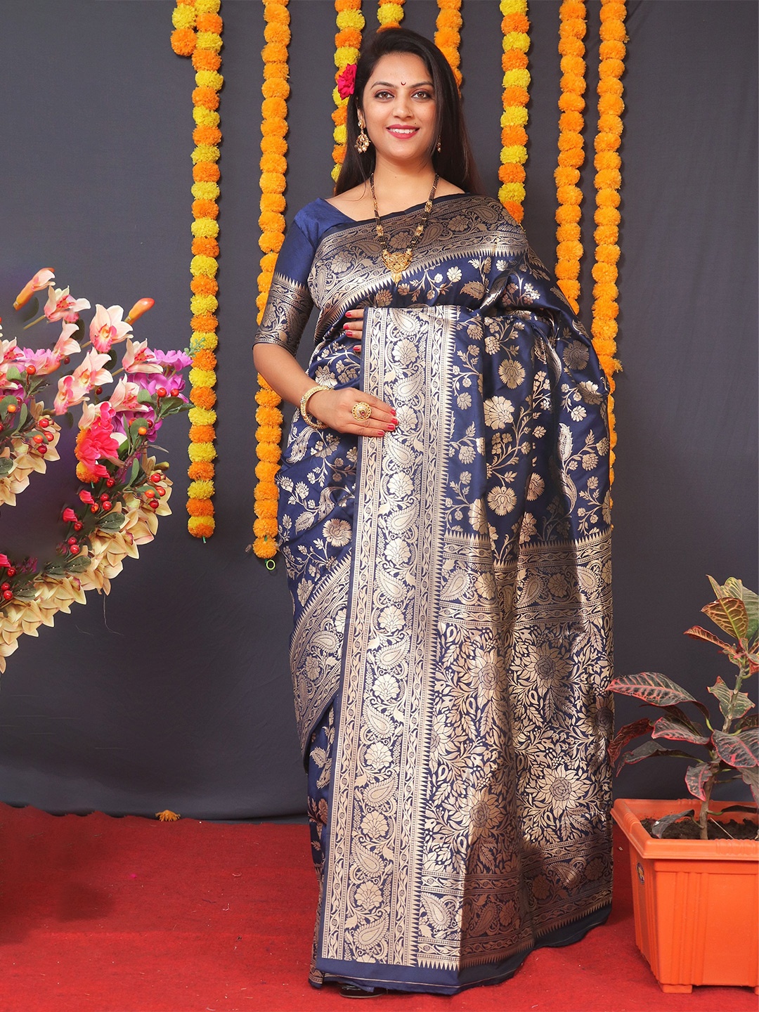 

Kandora Woven Design Zari Pure Silk Banarasi Saree, Navy blue