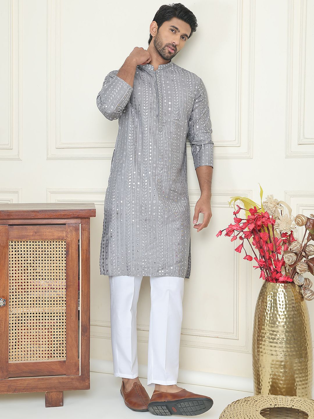 

Jompers Floral Embroidered Mandarin Collar Straight Kurta With Pyjamas, Grey