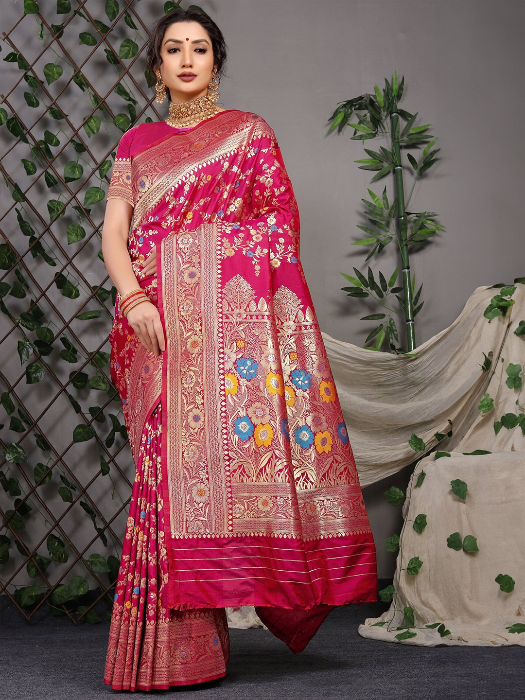 

amirat Woven Design Zari Pure Silk Banarasi Saree, Magenta