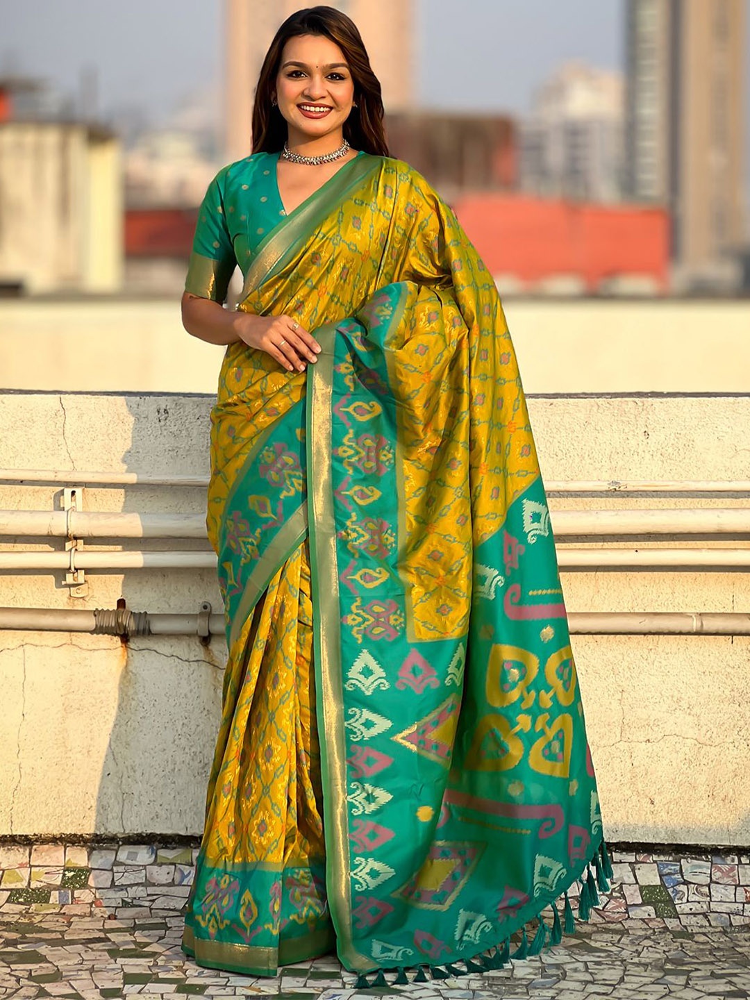 

LeeliPeeri Designer Woven Design Zari Patola Saree, Green