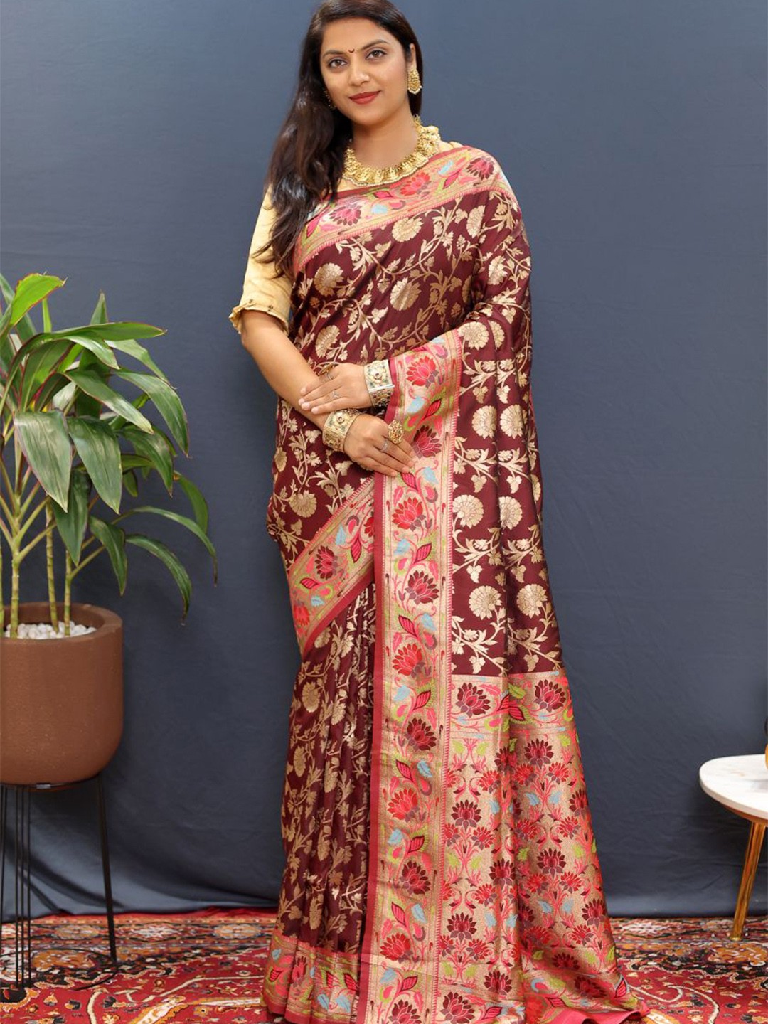 

amirat Woven Design Zari Pure Silk Banarasi Saree with Blouse Piece, Maroon