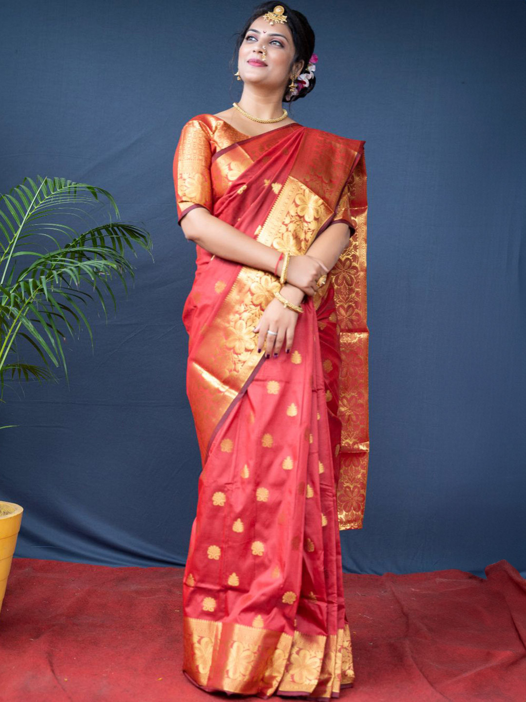 

amirat Women Woven Design Zari Pure Silk Saree, Red