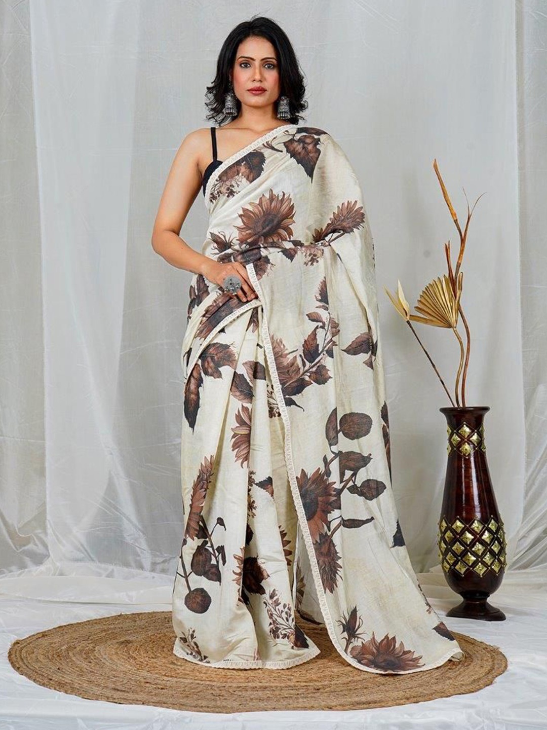 

EARTH O FAB Floral Embroidered Silk Cotton Chanderi Saree, Off white
