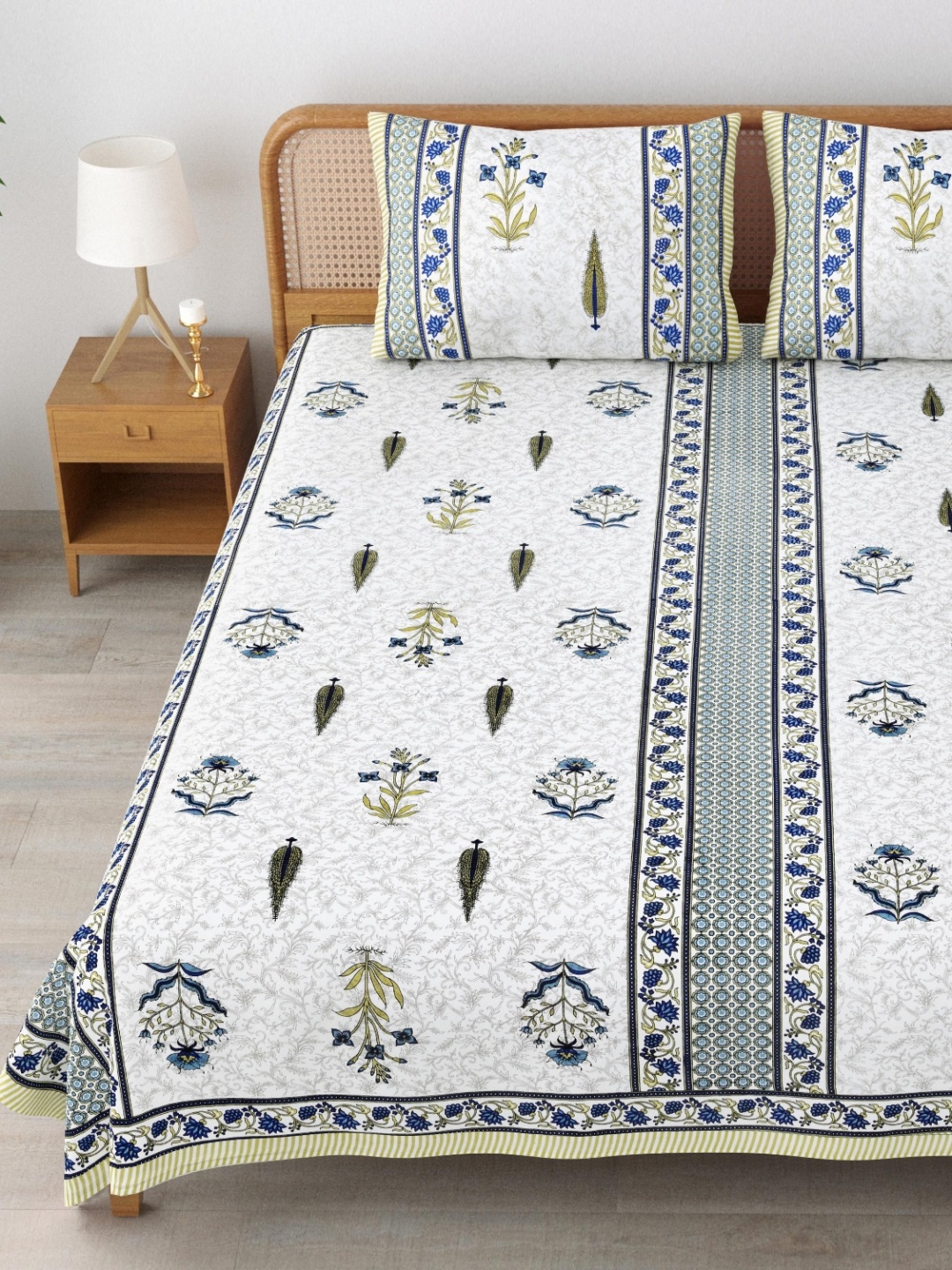 

MAFATLAL Sanskriti White Floral Printed Cotton 144 TC King Bedsheet Set 2.34 m X 2.7 m
