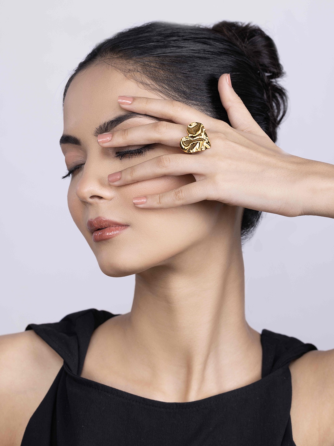 

KAORI BY SHREYA AGARWAL Gold Plated Hammered Heart Textured Finger Ring