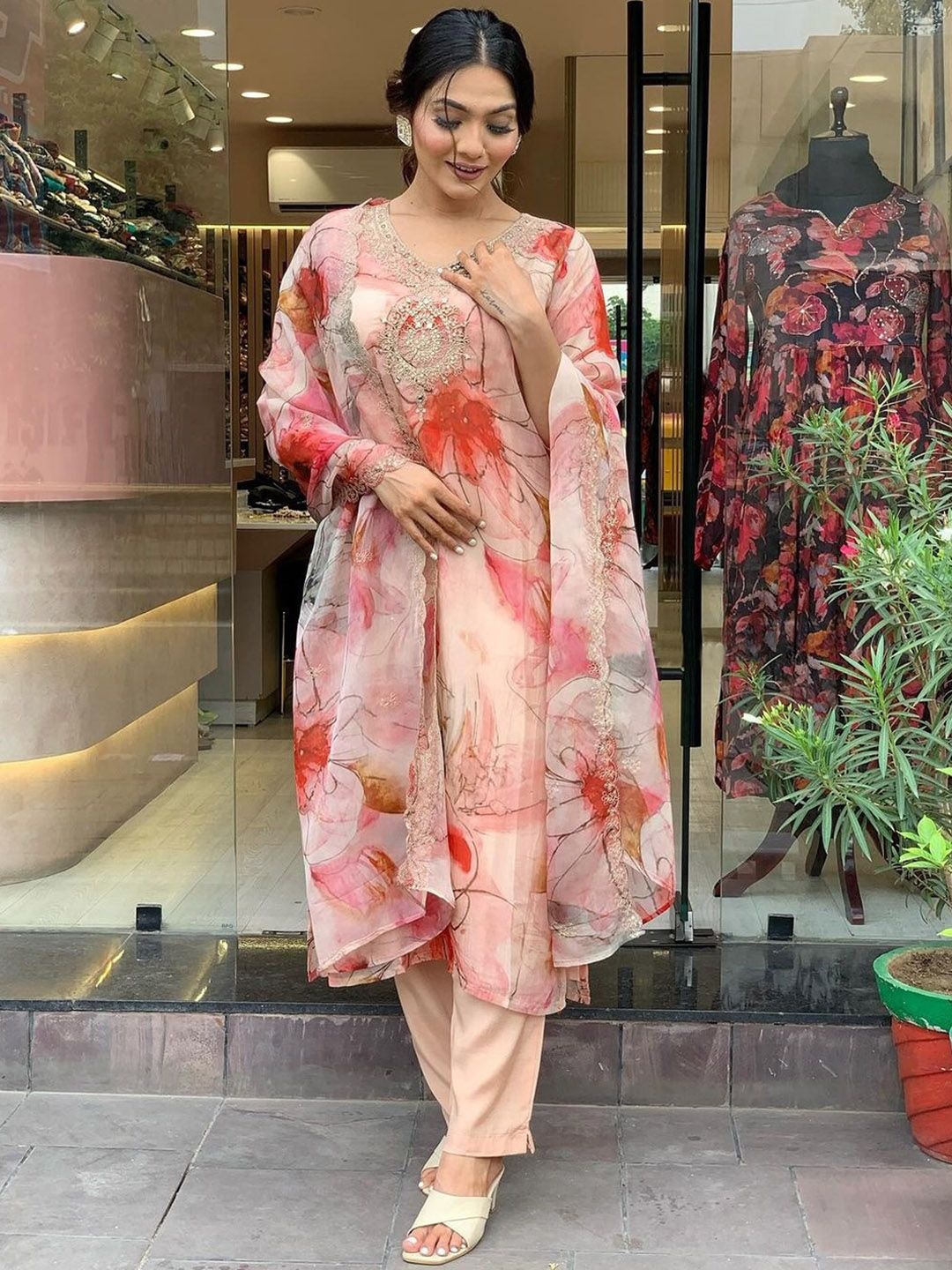 

choiceit Women Embroidered Kurta Set, Peach