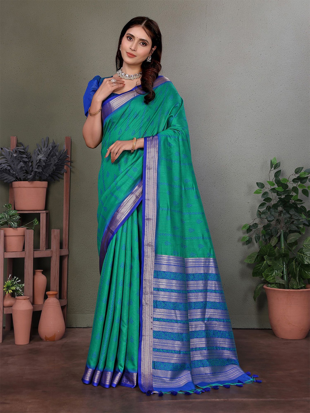 

elora Woven Design Zari Patola Saree, Green