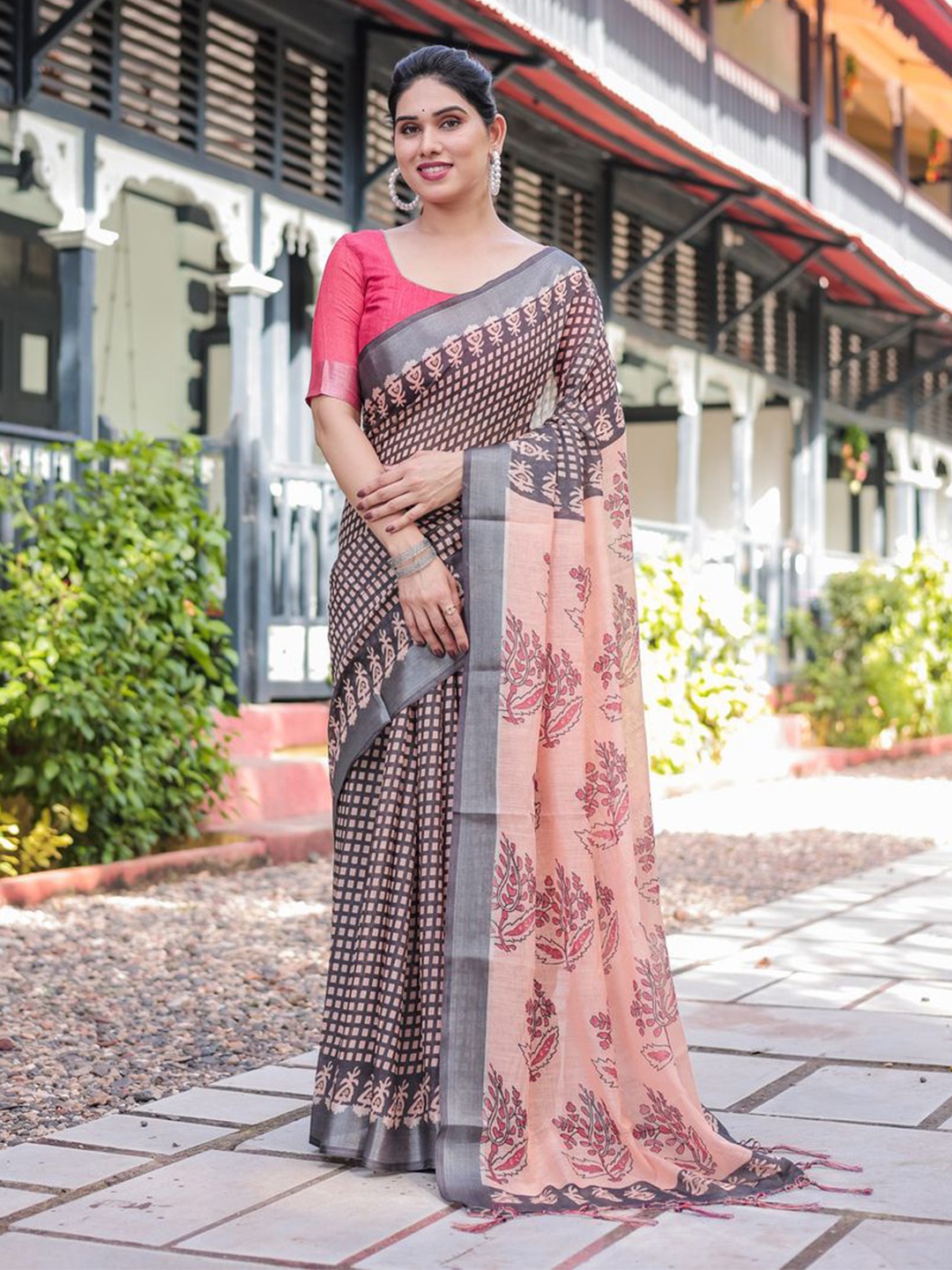 

ALMAARI FASHION Checked Zari Pure Linen Saree, Black